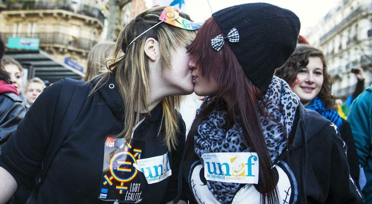 Matrimoni gay, la Corte Ue: «Vanno riconosciuti anche se celebrati in un altro Stato membro»