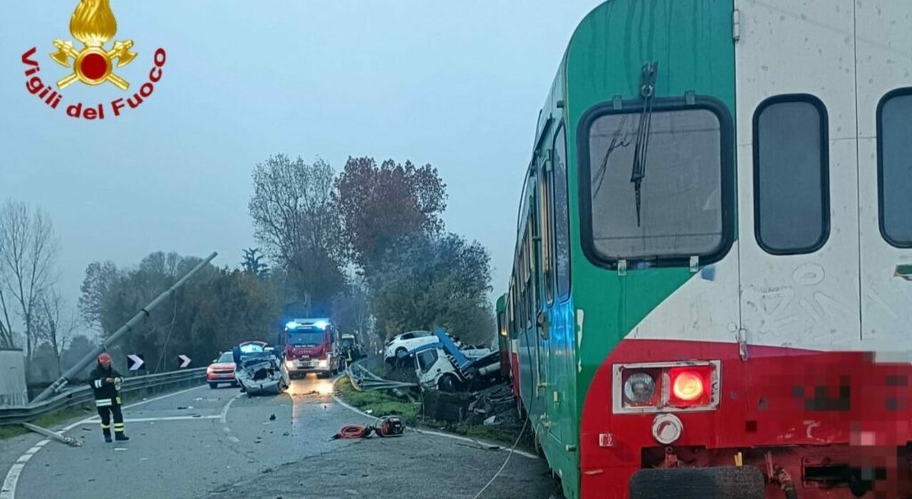 Treno pieno di studenti si schianta contro un camion bisarca sui binari: tragedia sfiorata, auto sbalzate in strada Treno pieno di studenti si schianta contro un camion bisarca sui binari: tragedia sfiorata, auto sbalzate in strada