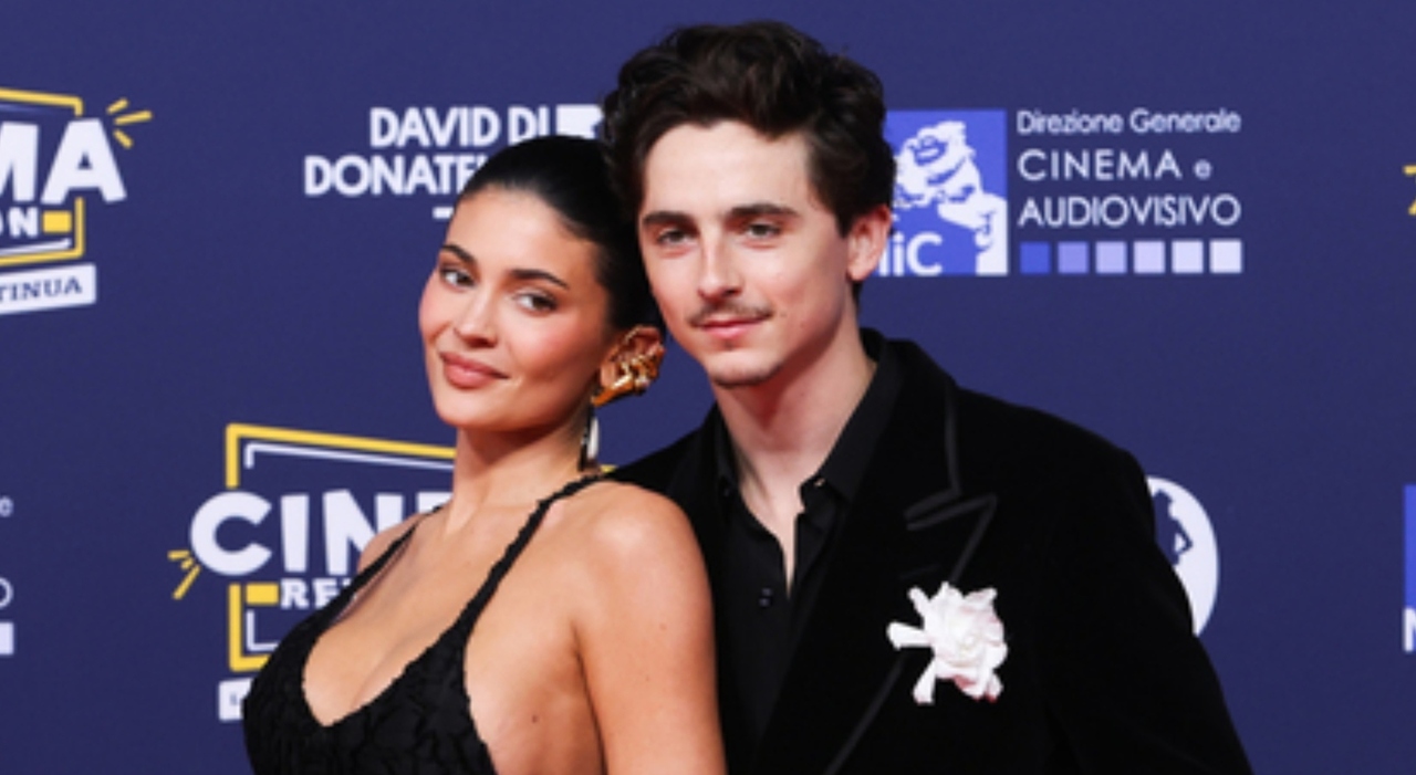 https://statics.cedscdn.it/photos/MED_HIGH/2025/11/25/9210289_25162119_kylie_jenner_timothee_chalamet_crisi_coppia_come_stanno_cose.jpg