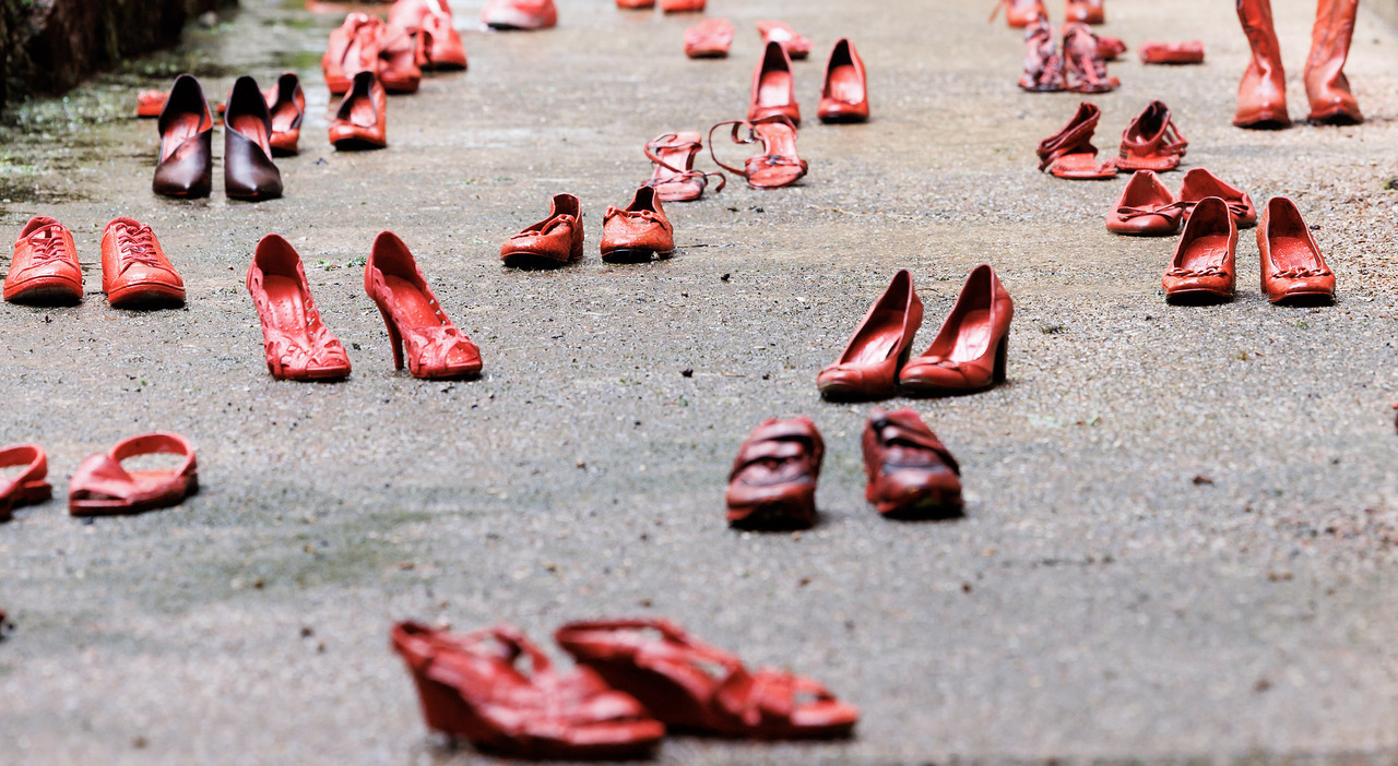 Femminicidi, 9 donne su 10 vittime di omicidi di genere. Mattarella: «Il principio della parità tarda ad affermarsi»