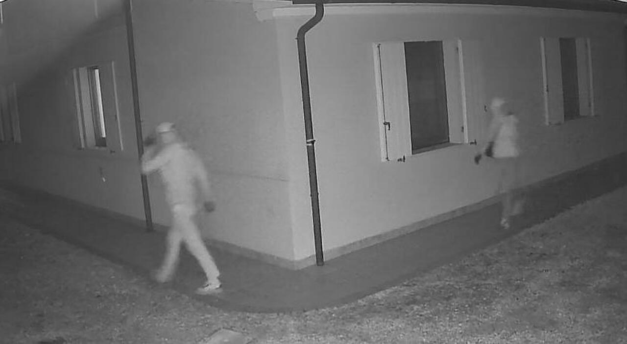 La famiglia è a cena in taverna, i ladri fanno razzia al piano di sopra: ecco come sono entrati a Polverigi