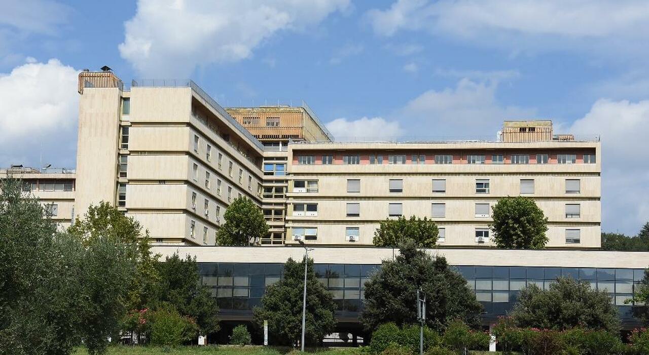 Ascoli, maxi afflusso, pronto soccorso in tilt: barelle finite, pazienti in ambulanza