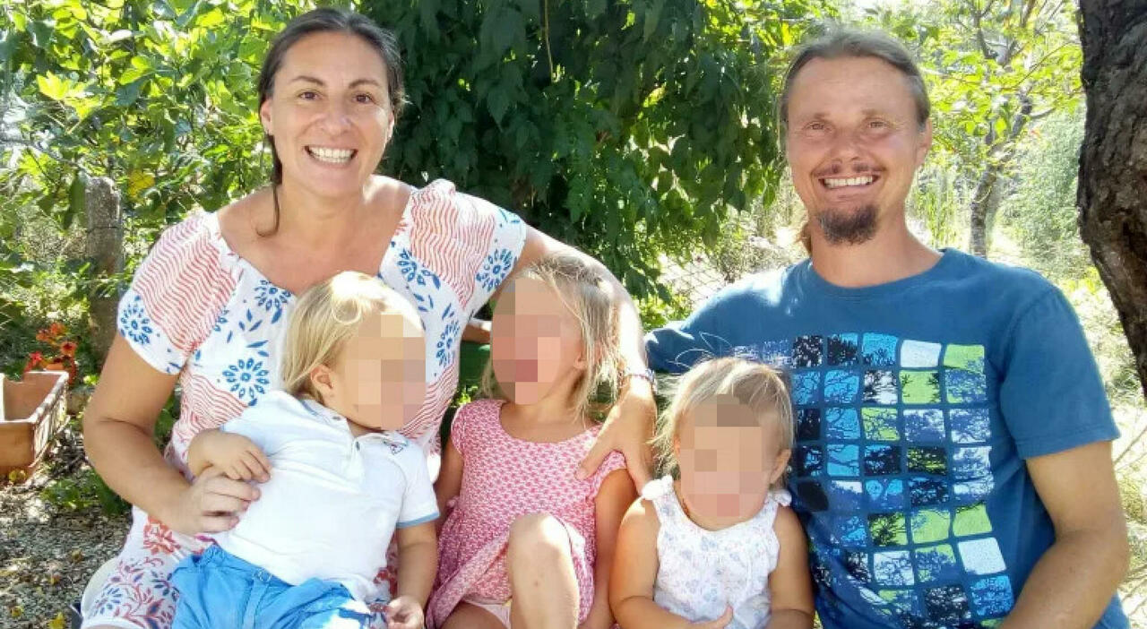 Bambini nel bosco, il papà Nathan ha lasciato il casolare: «È ospite di amici». Lavori e ricorso: cosa succede ora