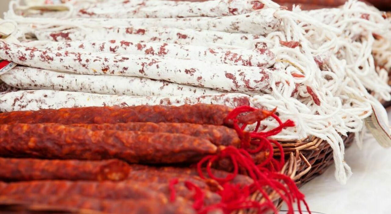 https://statics.cedscdn.it/photos/MED_HIGH/2025/11/26/9212066_26105518_salame_ritirato_dal_commercio_rischio_microbiologico_non_mangiare_qual_e.jpg