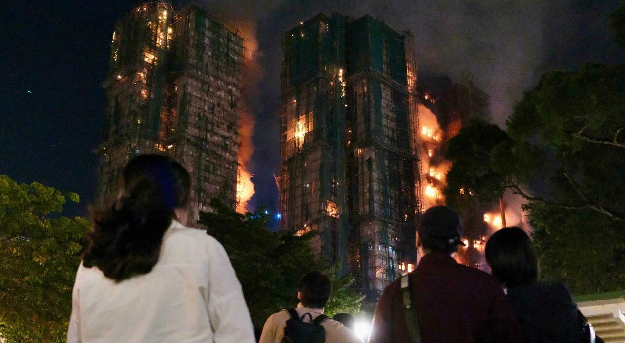 https://statics.cedscdn.it/photos/MED_HIGH/2025/11/26/9212483_26201218_incendio_hong_kong.jpg