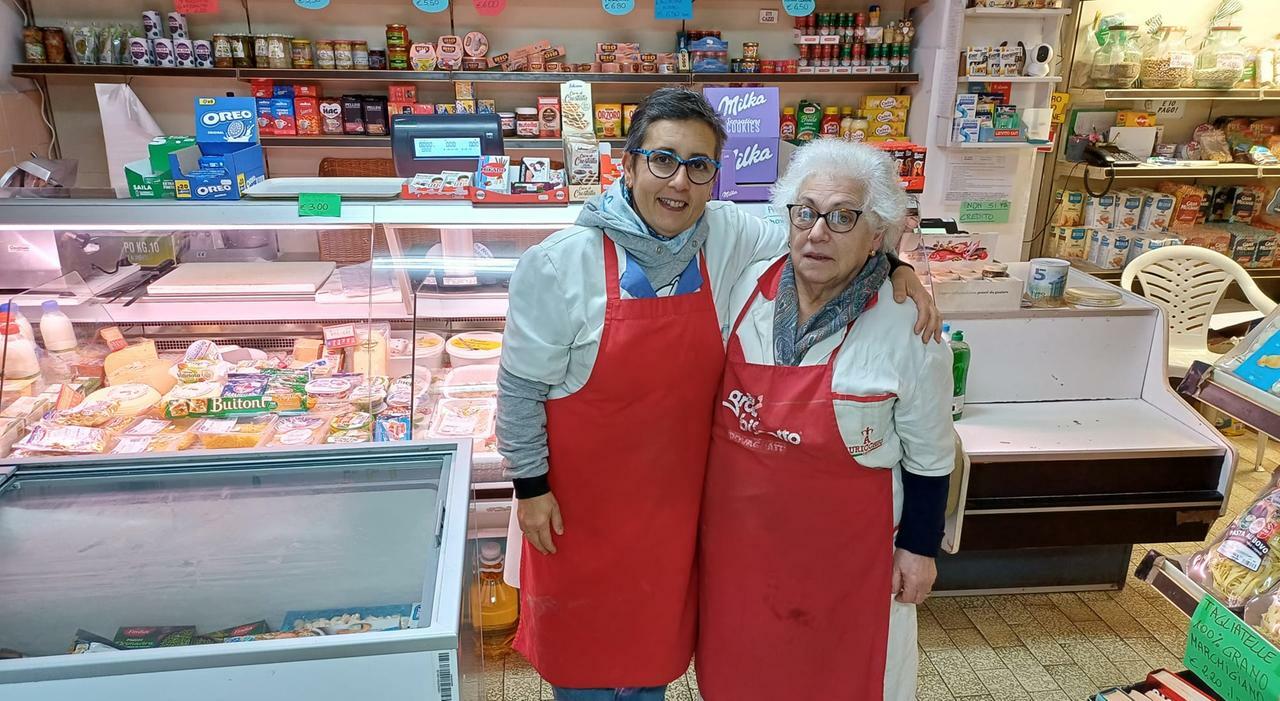 Ancona, il negozio di alimentari chiuderà dopo 41 anni: «Qualcuno lo rilevi, è un punto di riferimento»