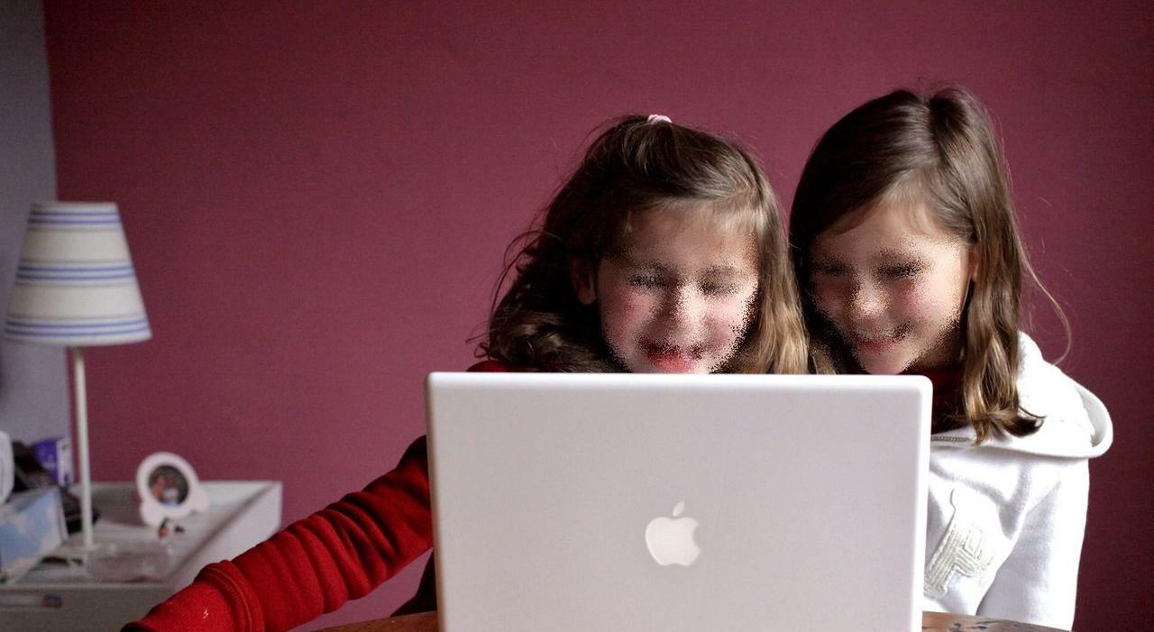 Gli smartphone come una babysitter: «Oltre 6 bambini su 10 lo usano da piccoli». L