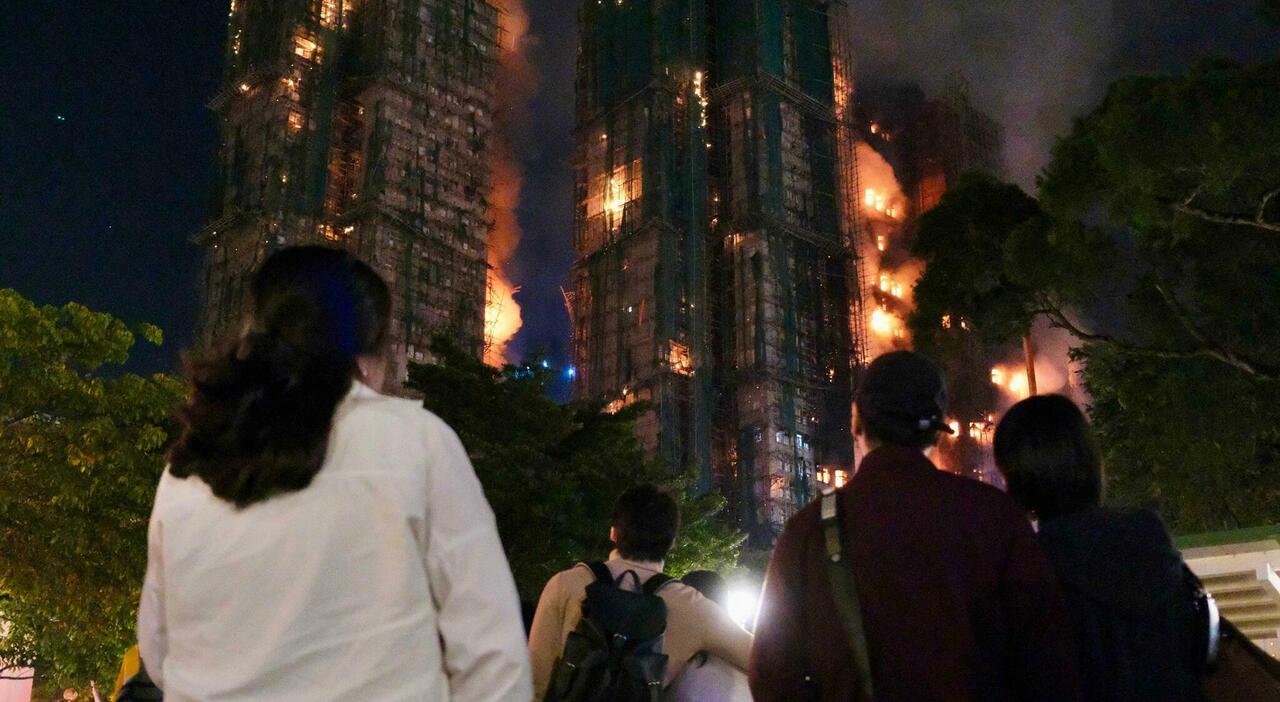 Inferno a Hong Kong, almeno 36 morti e 279 dispersi: «Impalcature in bambù, polistirolo all