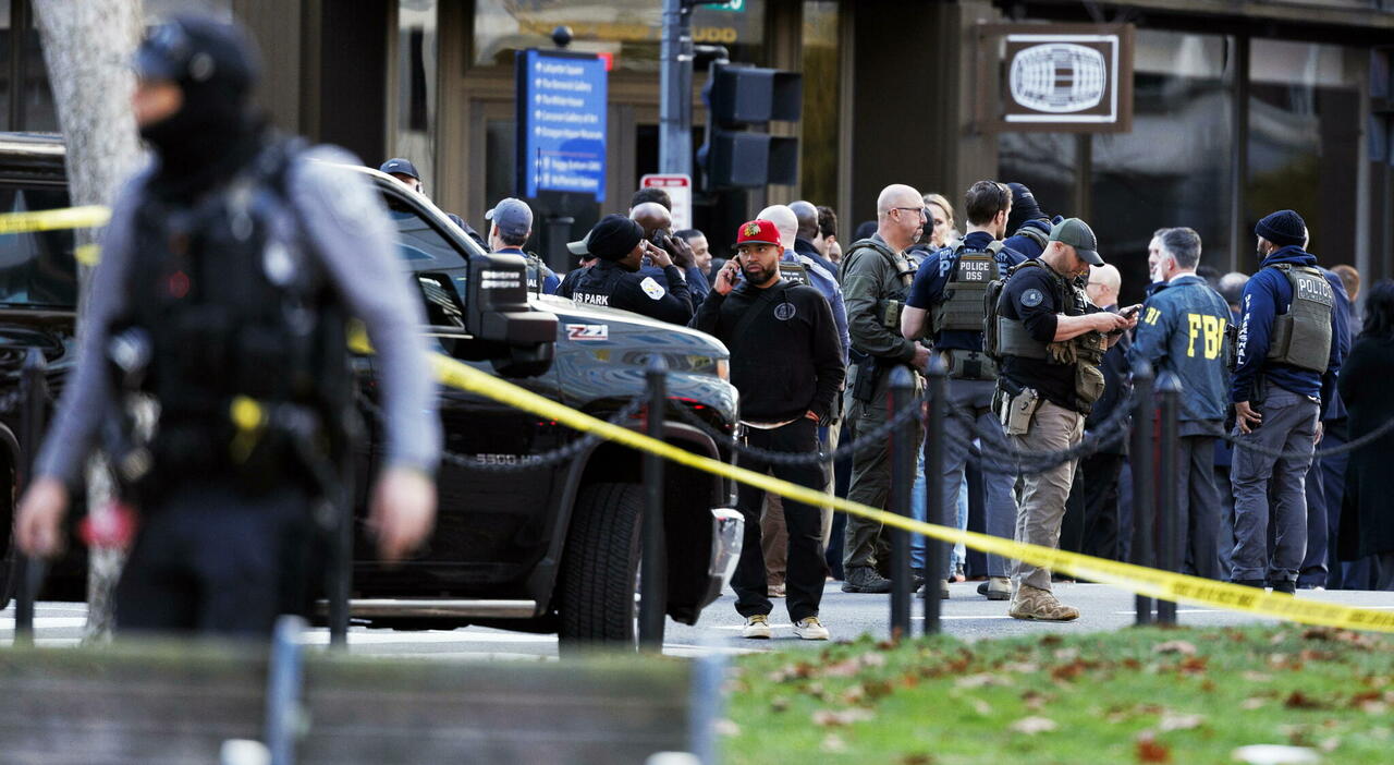 Sparatoria a Washington, gravi due militari della Guardia Nazionale: fermato un sospettato. Trump: «Un animale, pagherà»