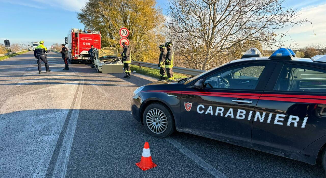 Incidente sulla Monselice Mare, auto ribaltata fuori strada dopo lo scontro con un furgone: un morto e un ferito