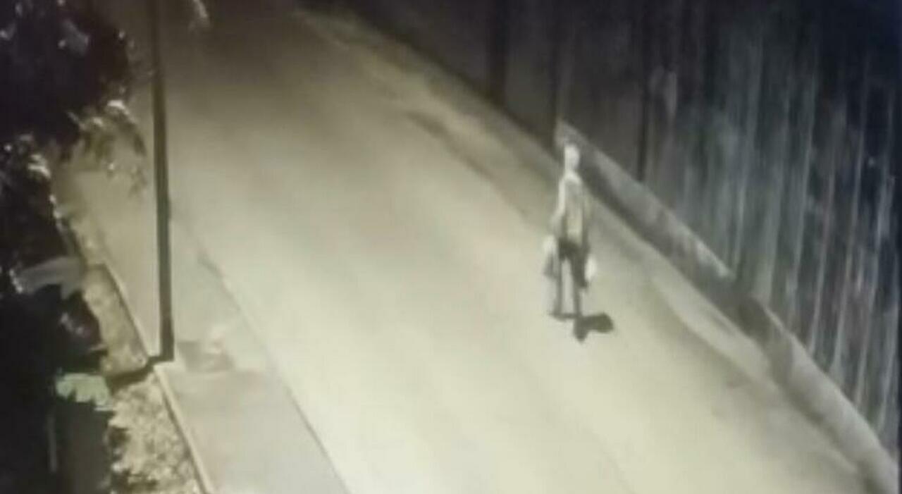 Entra ed esce dal magazzino di notte: fugge con attrezzi per 2.500 euro, filmato il ladro