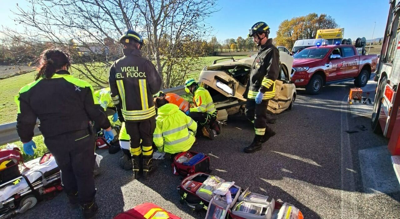 https://statics.cedscdn.it/photos/MED_HIGH/2025/11/27/9214915_27174617_incidente_morto_monselice_mare_auto_frontale.jpg