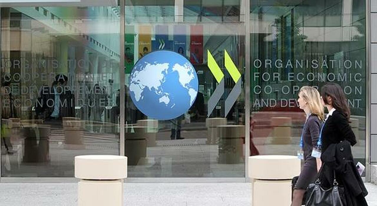 Pensione a 70 anni per salvare il welfare, per mantenere il sistema in equilibrio sarà necessario posticipare l Pensione a 70 anni per salvare il welfare, per mantenere il sistema in equilibrio sarà necessario posticipare l