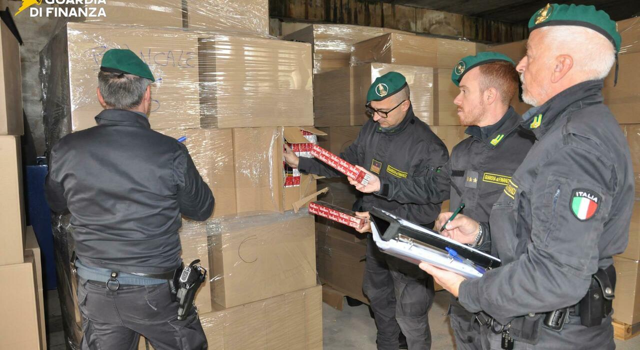 Scacco al contrabbando, nelle campagne scoperta la fabbrica clandestina di sigarette: 10 arresti