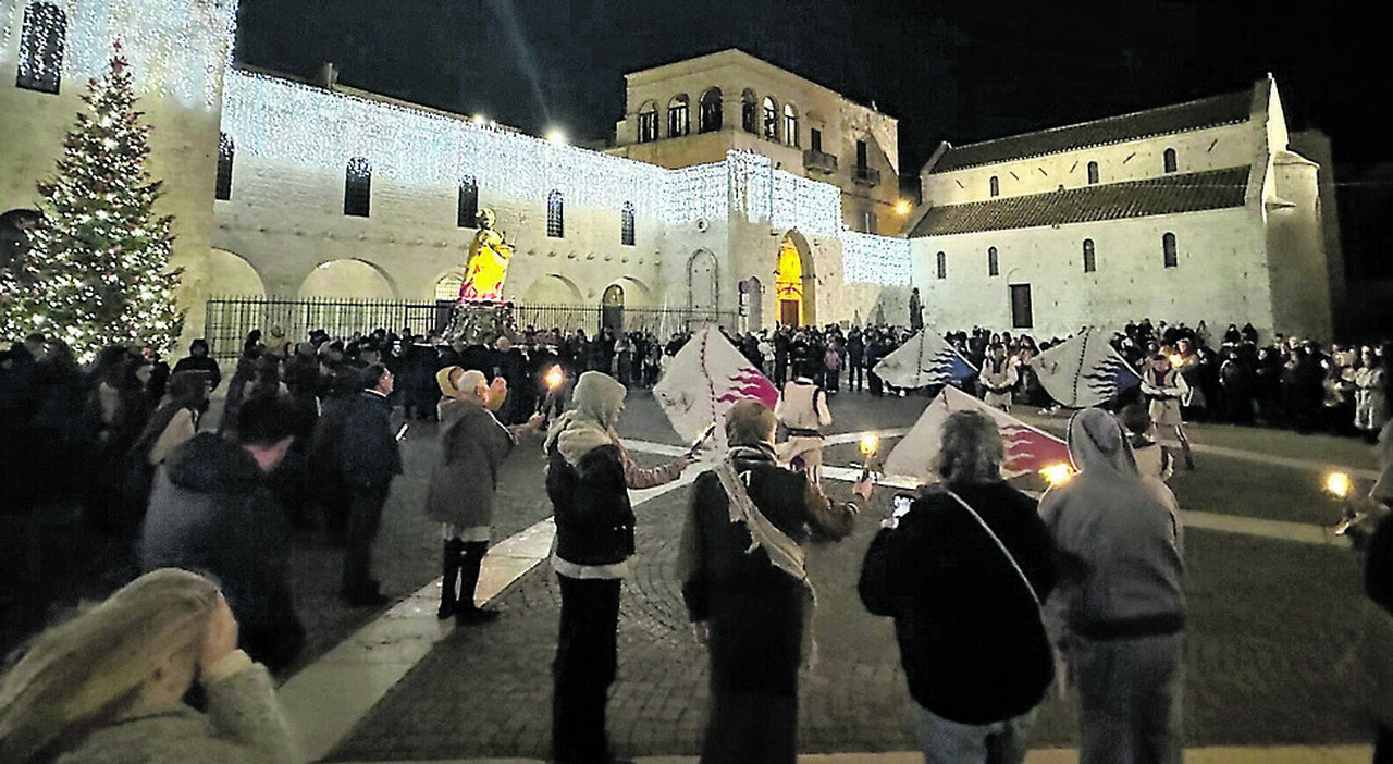 La festa di San Nicola, avvio al freddo: l?esposizione della statua e le luci rinnovano il rito