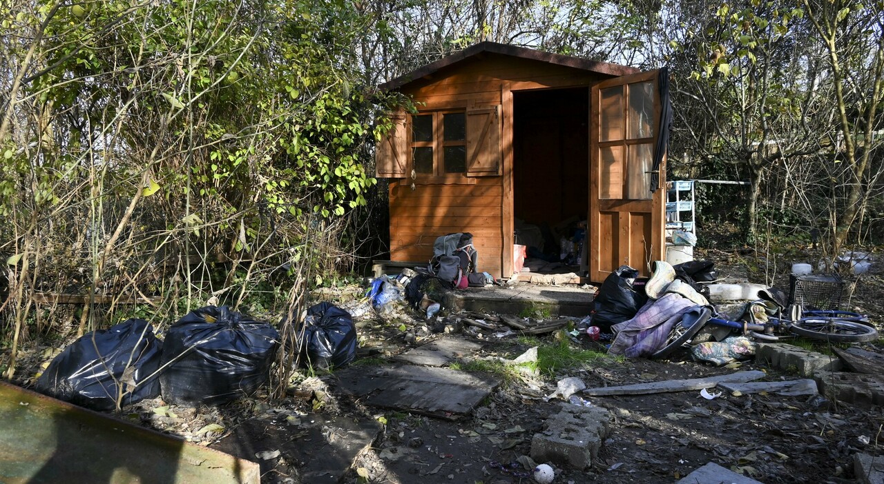 senzatetto 46enne trovato morto nella baracca dove abitava con il suo cane astun stroncato da freddo e stenti