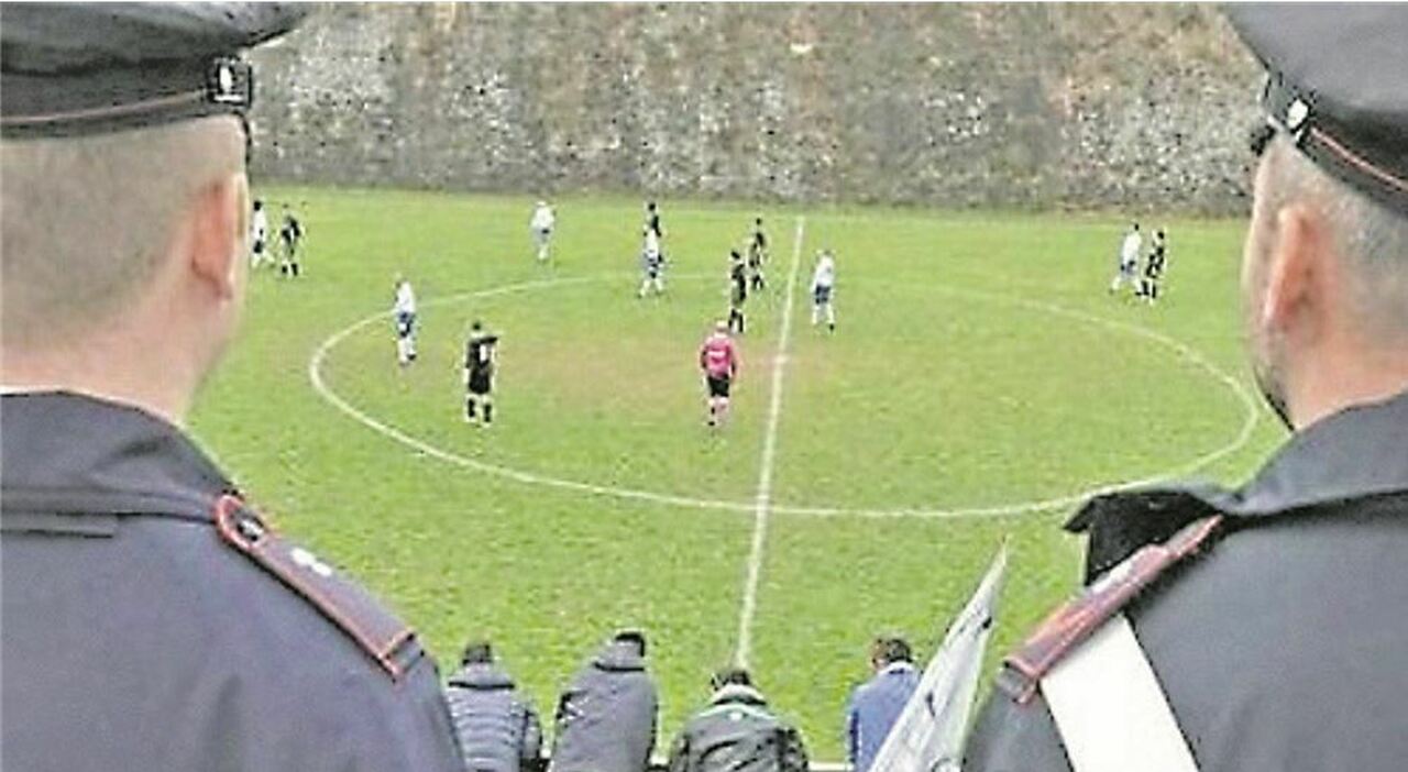 Arbitro accerchiato da 4 calciatori, costretto a rifugiarsi negli spogliatoi a Servigliano