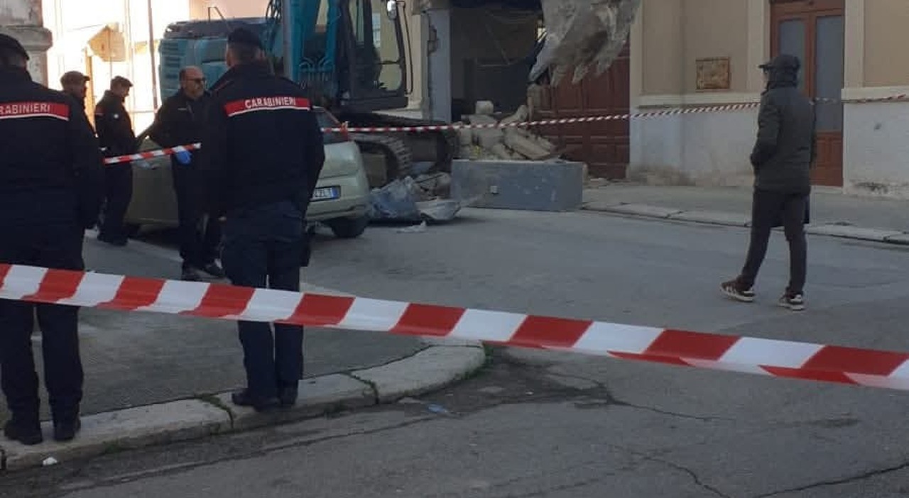 Colpo al bancomat con una ruspa: banditi messi in fuga dai carabinieri