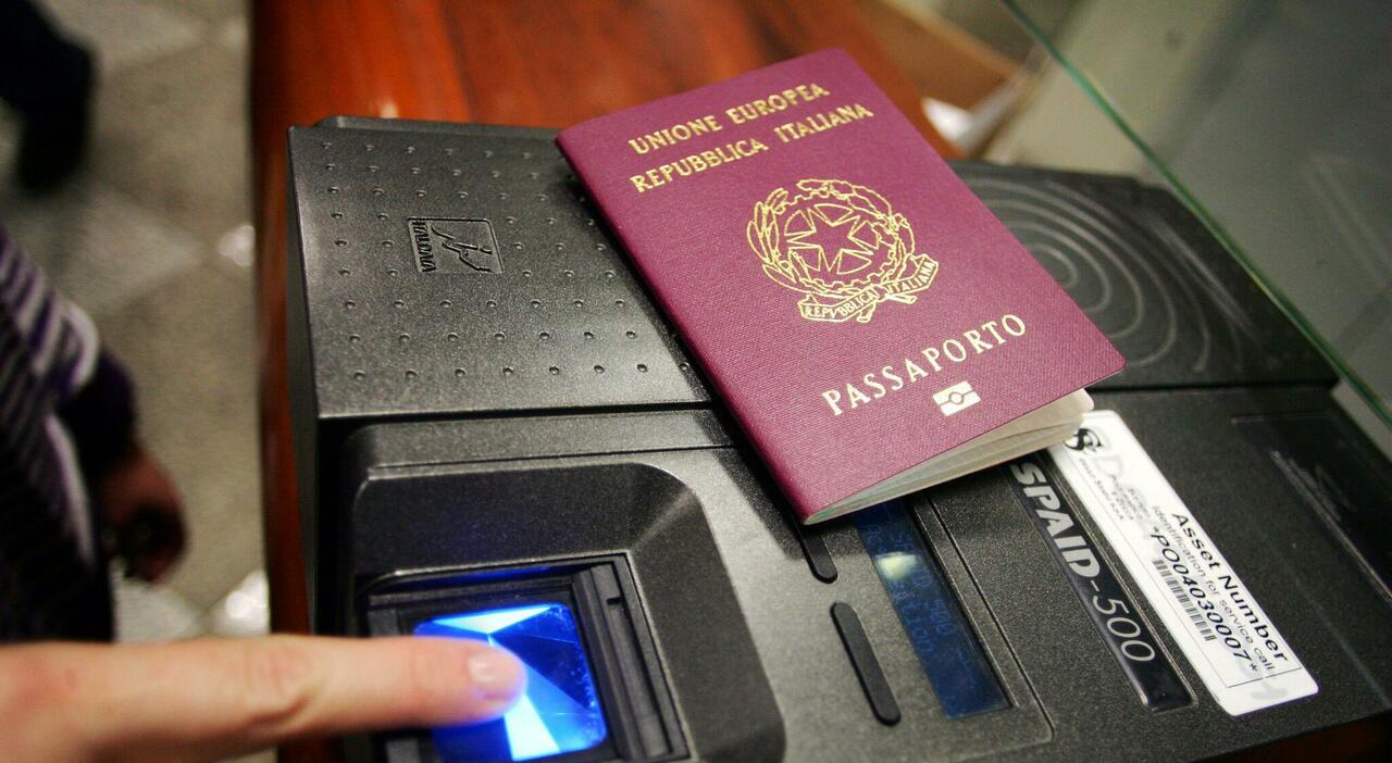 Passaporti, le nuove regole per il rilascio dal 1 dicembre: stop al bollettino postale, come cambia il costo