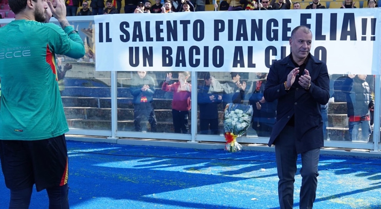 Il Lecce piange il piccolo Elia: un mazzo di fiori e uno striscione per il bimbo ucciso nel Salento Il Lecce piange il piccolo Elia: un mazzo di fiori e uno striscione per il bimbo ucciso nel Salento