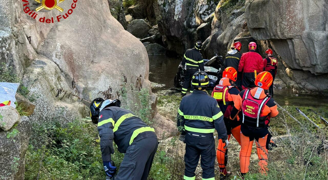 Auto finisce giù da un ponte, tre morti in Sardegna: il tragico volo in un torrente