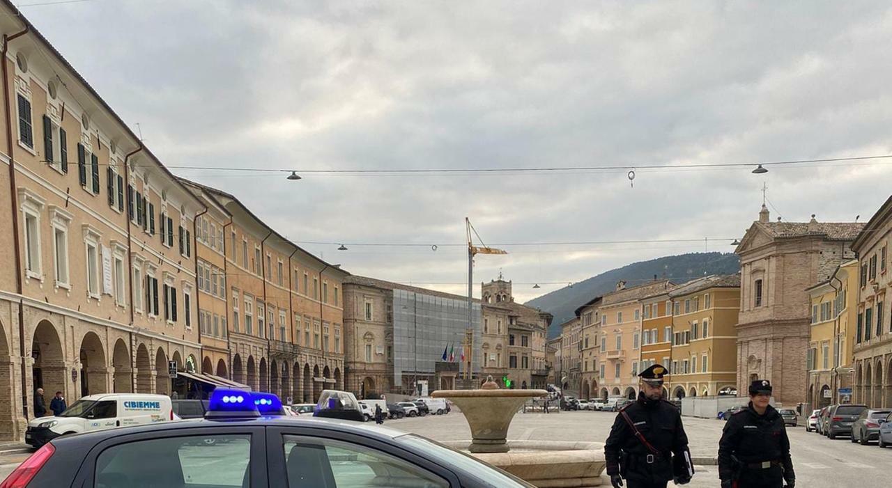 San Severino, petardo esplode sull?auto di un avvocato: l?autore è immortalato dalle telecamere San Severino, petardo esplode sull?auto di un avvocato: l?autore è immortalato dalle telecamere