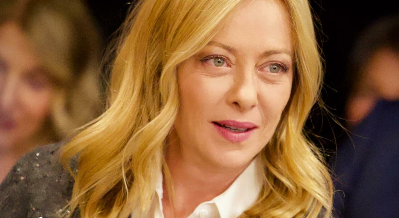 Giorgia Meloni, il ?fioretto?: niente alcol fino a Natale. Il precedente di Berlusconi che disse addio a fumo, gioco e ballo