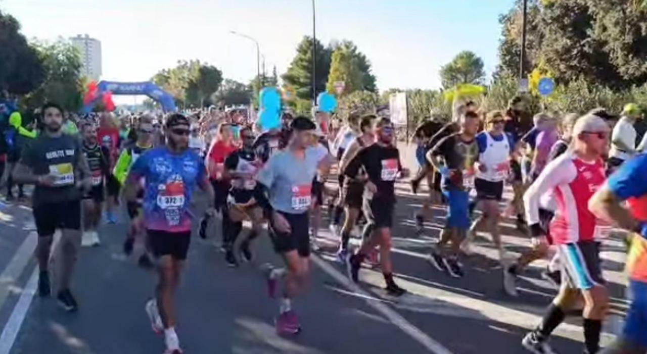 Doppia maratona e caos in città: traffico paralizzato e polemiche