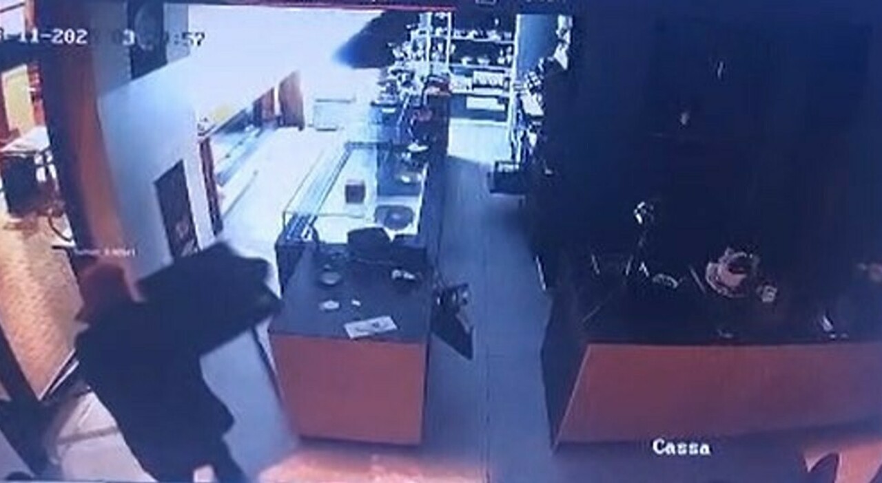 Spaccata notturna al ristorante La Colonnetta, ennesimo raid dei ladri nei locali del centro storico: «Incuranti anche dell