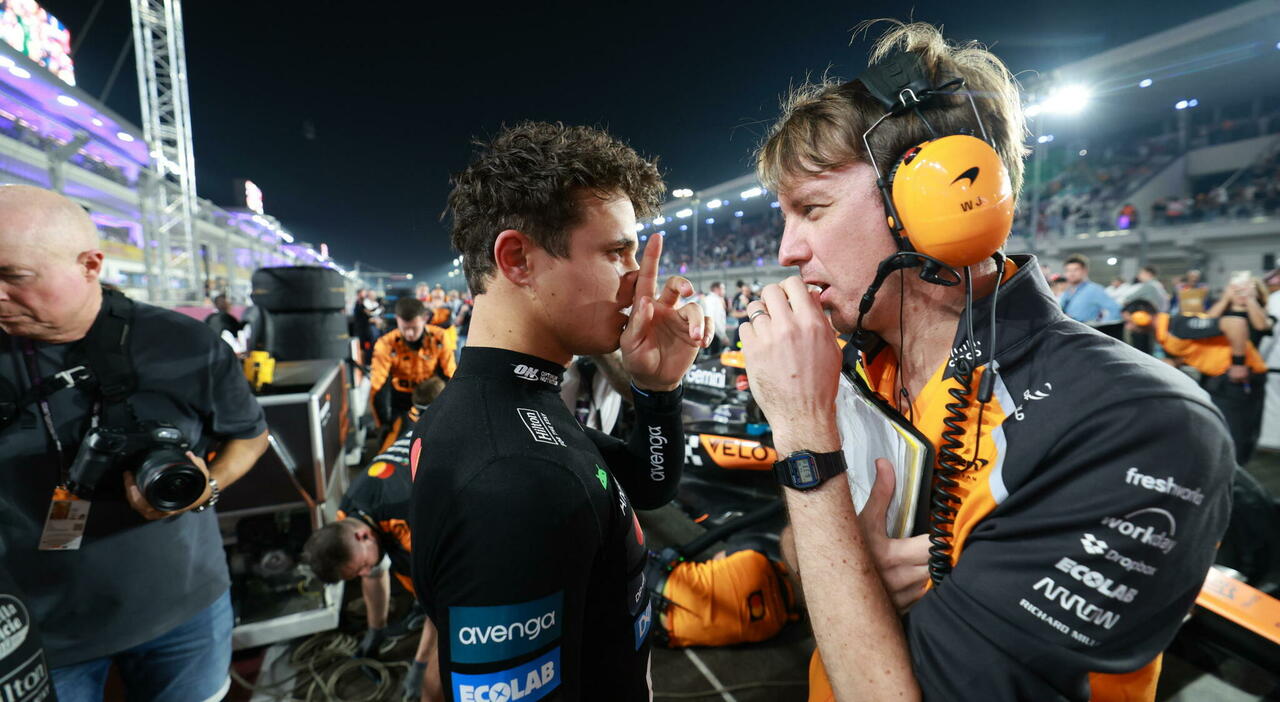 Lando Norris mentre parla con il suo ingegnere di pista Will Joseph