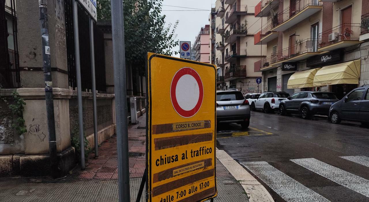 Troppi lavori in strada, a Bari la protesta dei commercianti: «Così ci fate chiudere»
