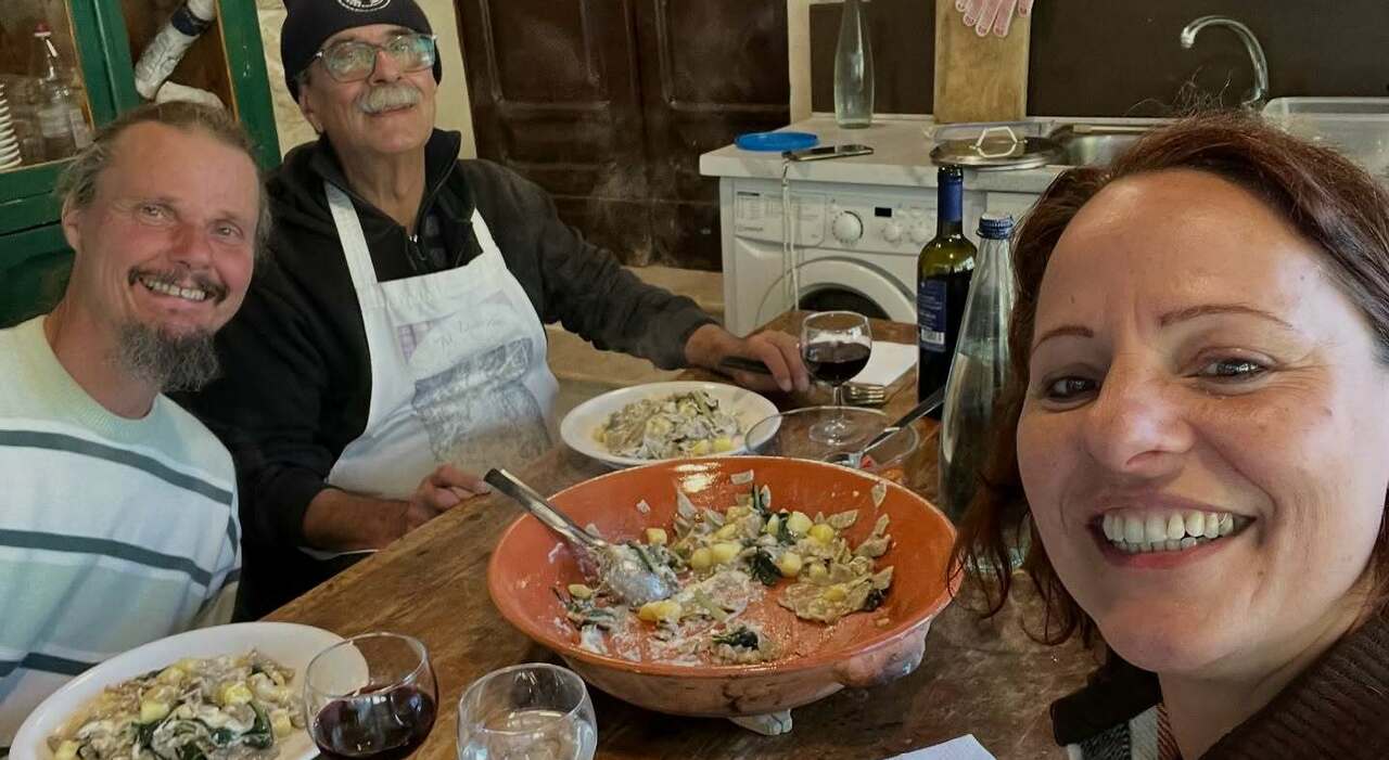 Famiglia nel bosco, primo pranzo di Nathan nella nuova casa. Giovedì i genitori in tribunale: i legali chiedono il rientro dei bambini