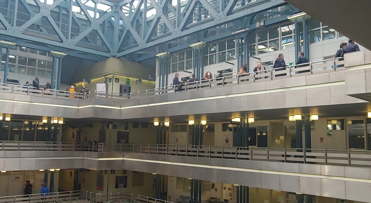 Osimo, blitz con la pistola dietro la chiesa: via i soldi, 3 rapinatori a giudizio