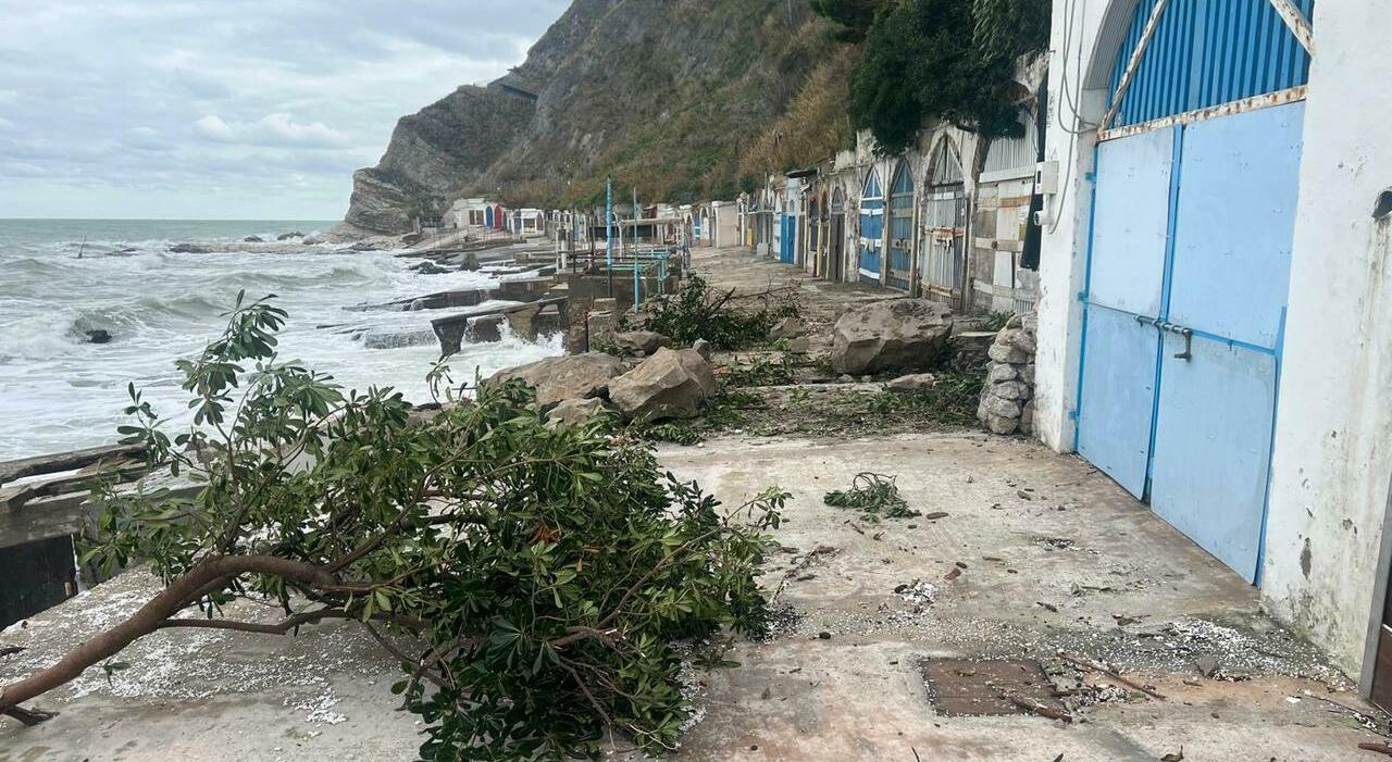 Ancona, cede la falesia sotto i colpi del maltempo: crolli al Passetto, piovono massi e alberi