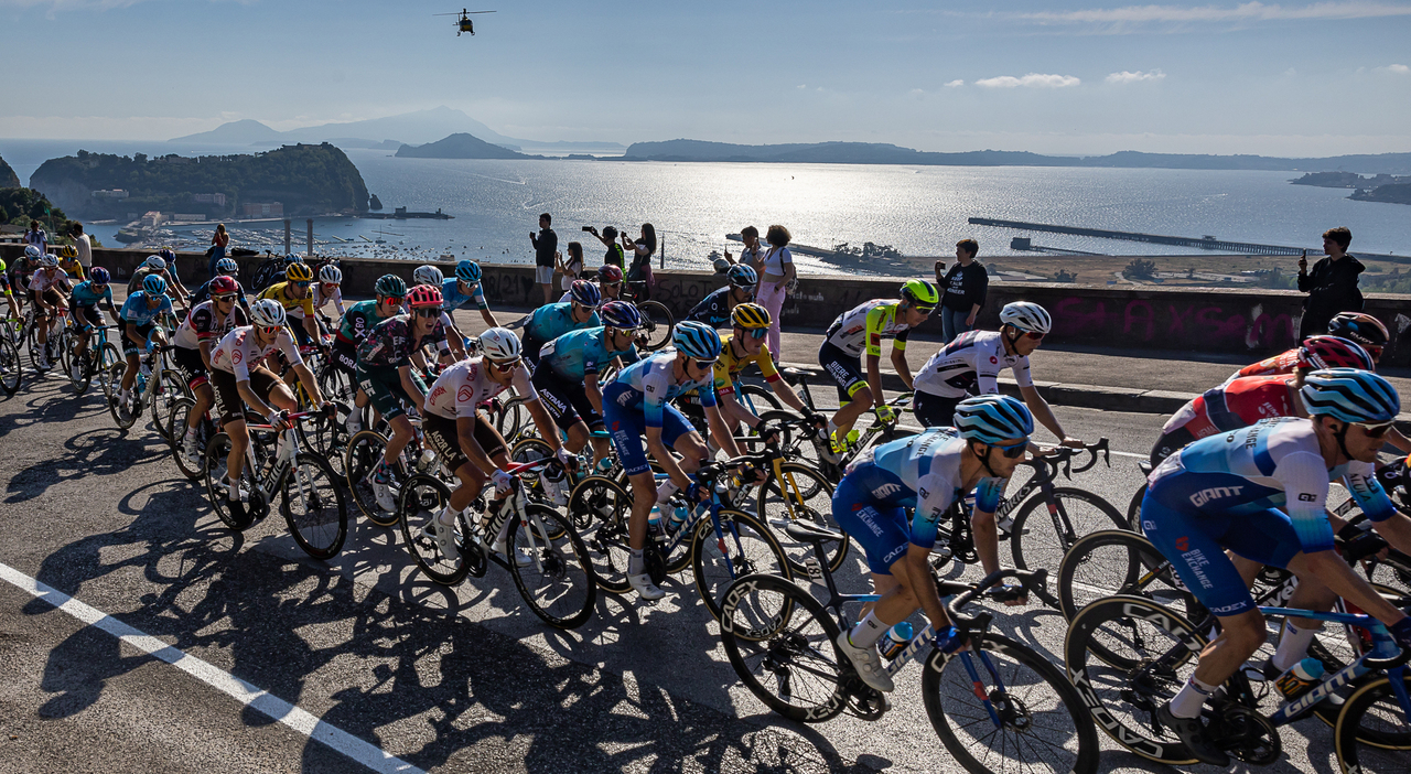 Ciclismo, torna il Giro d?Italia a Napoli: l?area flegrea si tinge di rosa e celebra l?America?s Cup