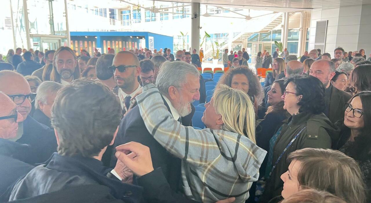 Emiliano saluta la Regione e fa gli auguri a Decaro: «Ogni sacrificio per le istituzioni ne valeva la pena» Emiliano saluta la Regione e fa gli auguri a Decaro: «Ogni sacrificio per le istituzioni ne valeva la pena»