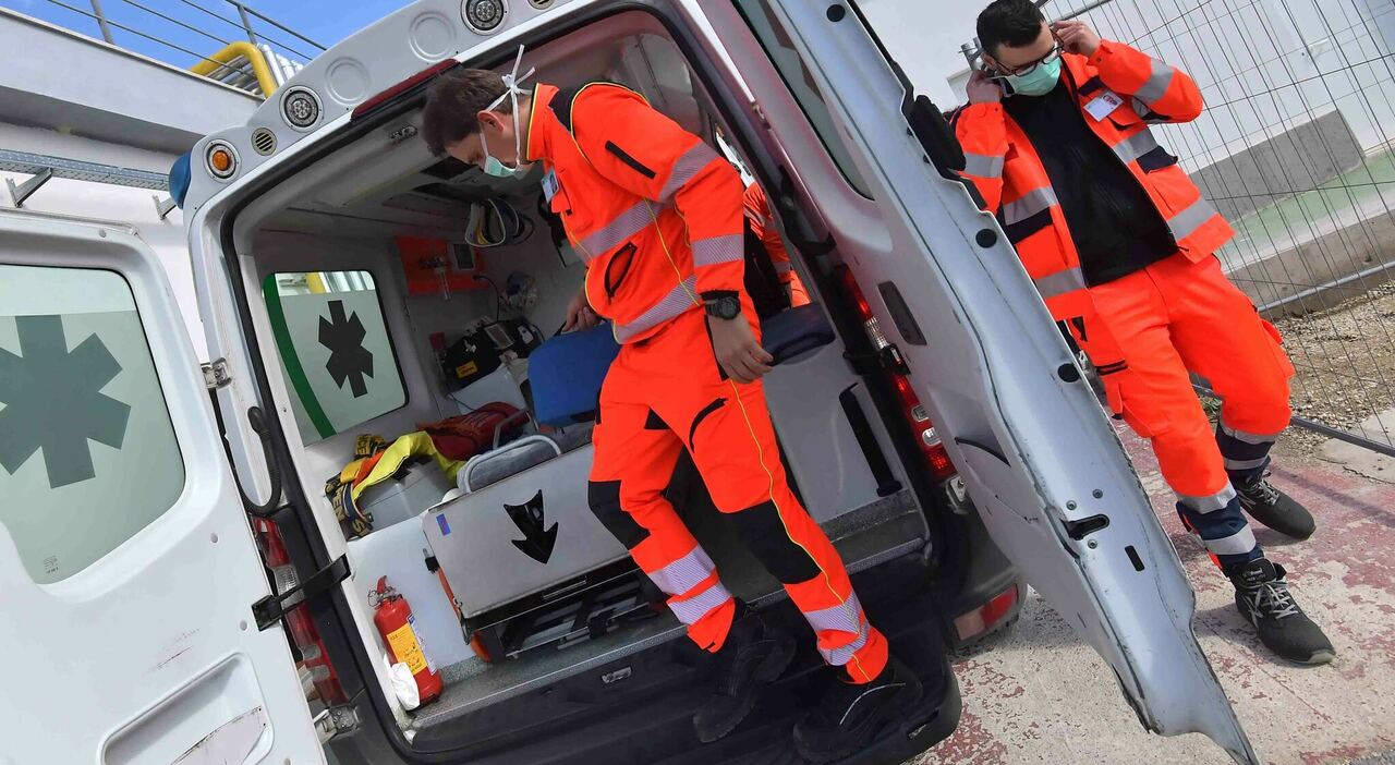 tir travolge gli operai di un cantiere sull autostrada a31 un morto e un ferito grave