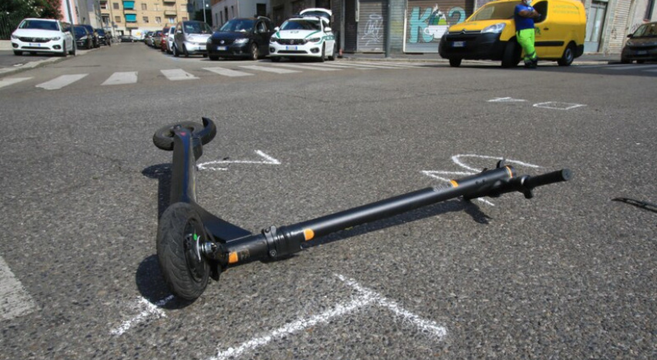 Travolto in monopattino da una bici elettrica: 15enne in gravi condizioni. E l