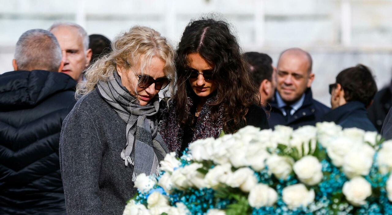 Pietrangeli, Licia Colò in lacrime alla camera ardente: «È uscito a modo suo, con "My Way", ora starà ridendo»