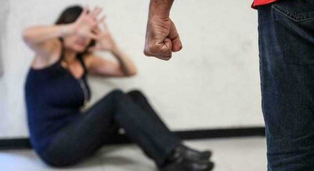 Loreto, picchia la moglie: «Ti piacciono i calci?». Le figlie lo filmano e denunciano, lui finisce a processo