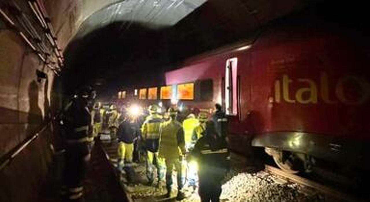 treno bloccato per 7 ore in galleria il racconto da incubo noi passeggeri senza luce acqua e servizi igienici costretti a fare i bisogni lungo i binari