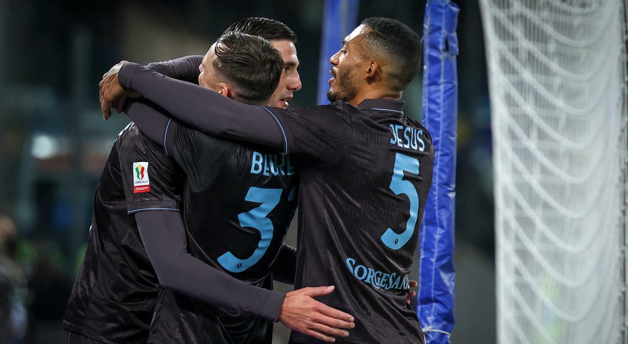 Napoli di rigore, Cagliari al tappeto: azzurri ai quarti di Coppa