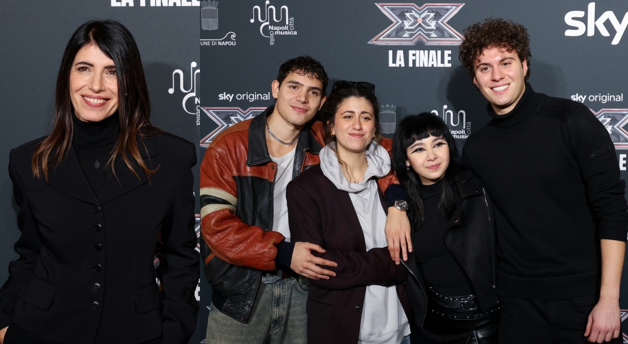 https://statics.cedscdn.it/photos/MED_HIGH/2025/12/04/9224928_04024221_x_factor_finale_diretta_piazza_del_plebiscito_napoli_anticipazioni_finalisti_tre_manche_laura_pausini_giorgia_jason_derulo_oggi_3_.jpg