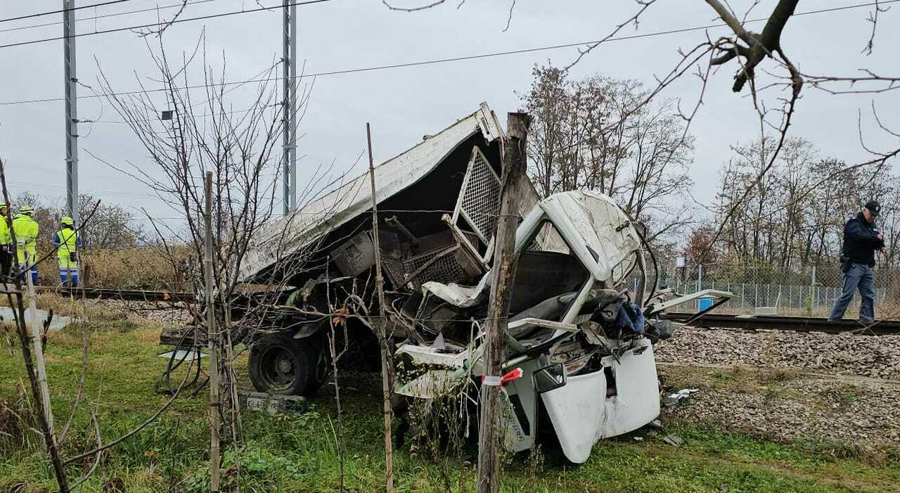 Treno travolge un camion abbandonato sui binari: il veicolo usato per sfondare la vetrina dell