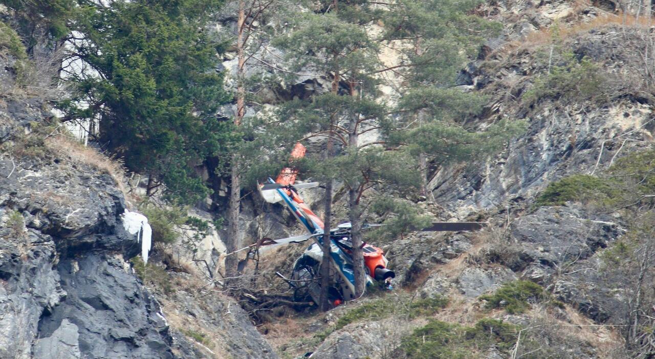 Elicottero con 3 persone a bordo precipita in Valtellina: passeggeri salvi, il velivolo è distrutto