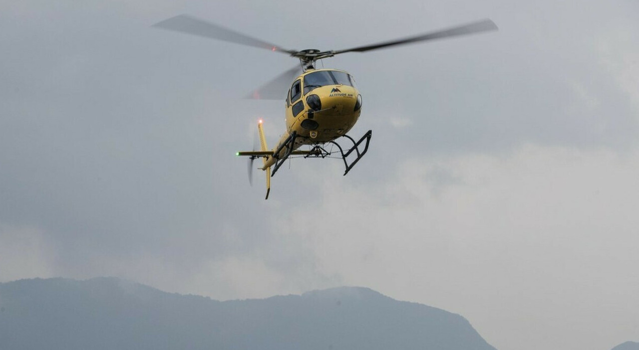 Elicottero precipita in Valtellina, a bordo quattro persone: si cercano i dispersi
