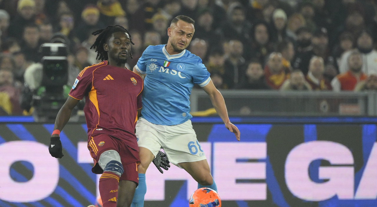 Napoli, infortunio Lobotka: risentimento muscolare per lo slovacco Napoli, infortunio Lobotka: risentimento muscolare per lo slovacco