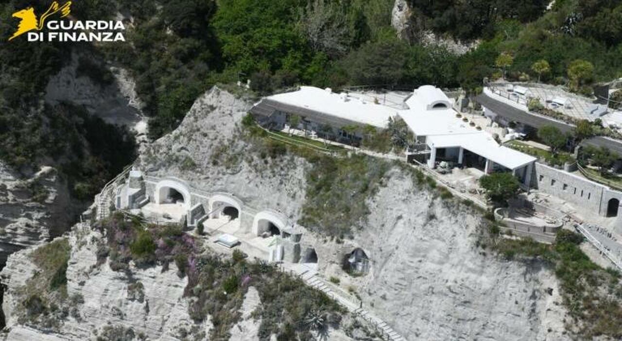 Ischia, grotte e cunicoli nel tufo: sequestrato resort di lusso