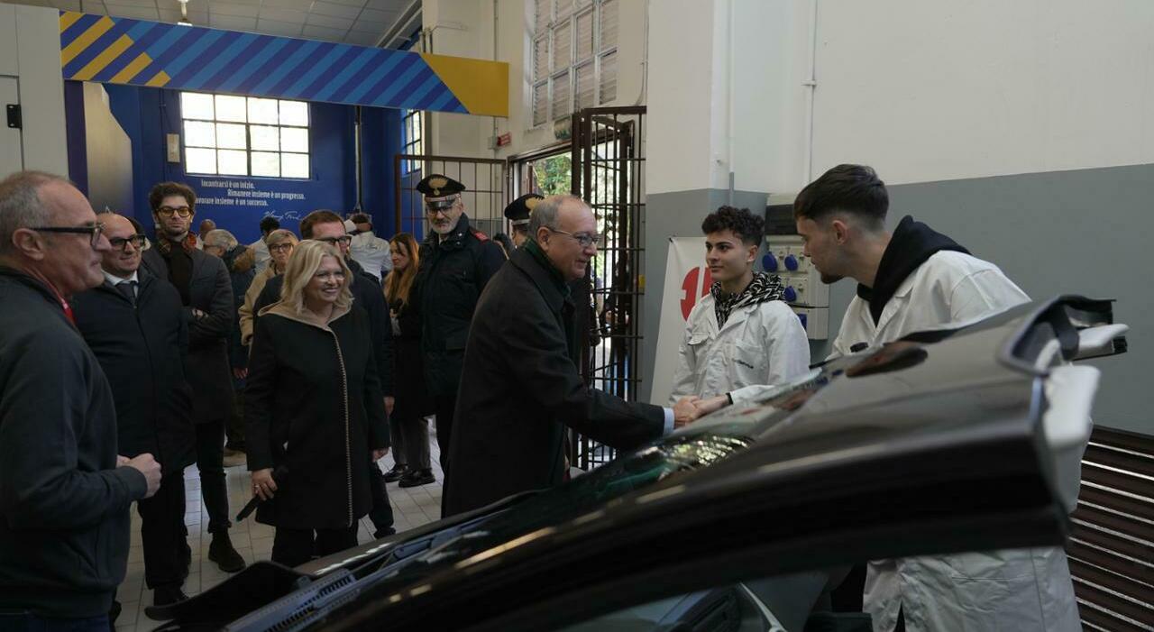 Il Ministro Valditara visita il laboratorio Ford all'Istituto Cattaneo