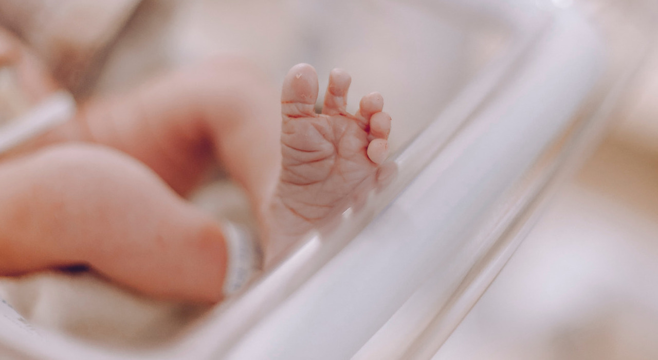 Partorisce in casa al settimo mese di gravidanza con il compagno al suo fianco: neonato muore. Aperta un